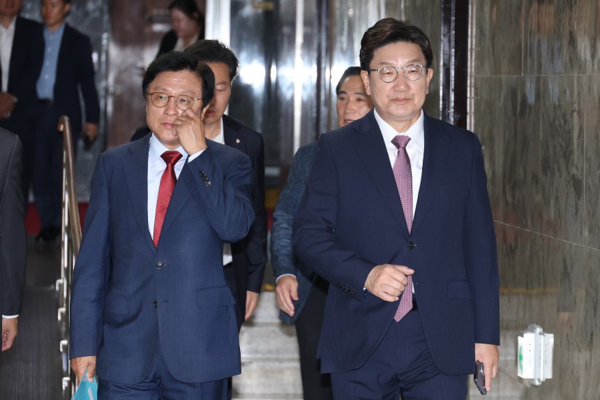 권성동 국민의힘 원내대표(오른쪽)와 박형수 원내수석부대표가 10일 오전 서울 여의도 국회에서 열린 원내대책회의에 참석하고 있다. /뉴스1 