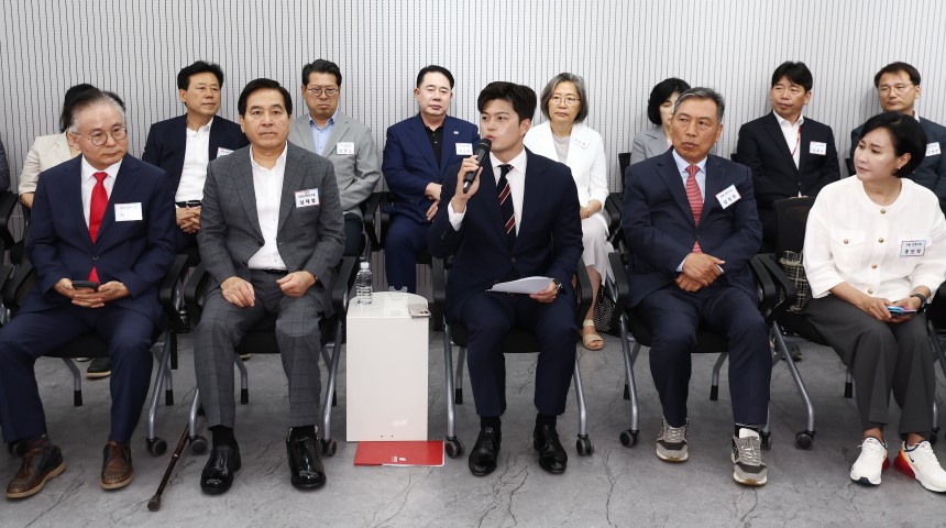김용태 국민의힘 비상대책위원장(가운데)이 10일 서울 여의도 중앙당사에서 열린 원외당협위원장 간담회에서 모두 발언을 하고 있다. /뉴스1