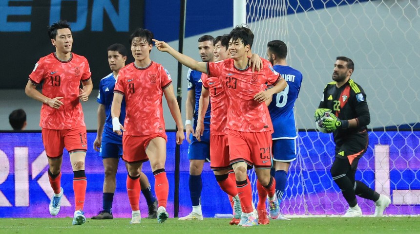 10일 오후 서울 마포구 상암동 서울월드컵경기장에서 열린 2026 국제축구연맹(FIFA) 북중미 월드컵 아시아 3차 예선 B조 10차전 대한민국과 쿠웨이트의 경기, 대한민국 전진우(23번)가 선취골을 성공 후 동료들