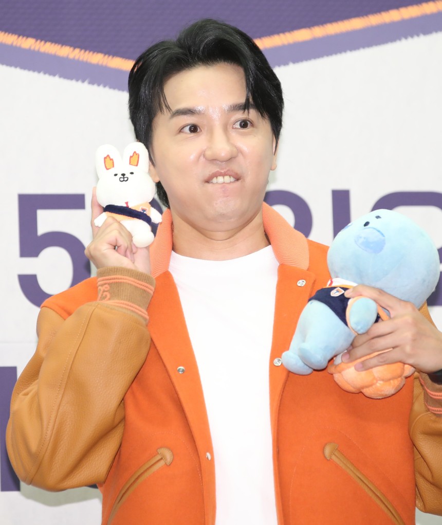 스타강사 조정식이 서울 마포구 상암동 스탠포드 호텔에서 열린 채널A 새 예능 프로그램 '성적을 부탁해 : 티처스' 제작발표회에서 포즈를 취하고 있다./뉴스1