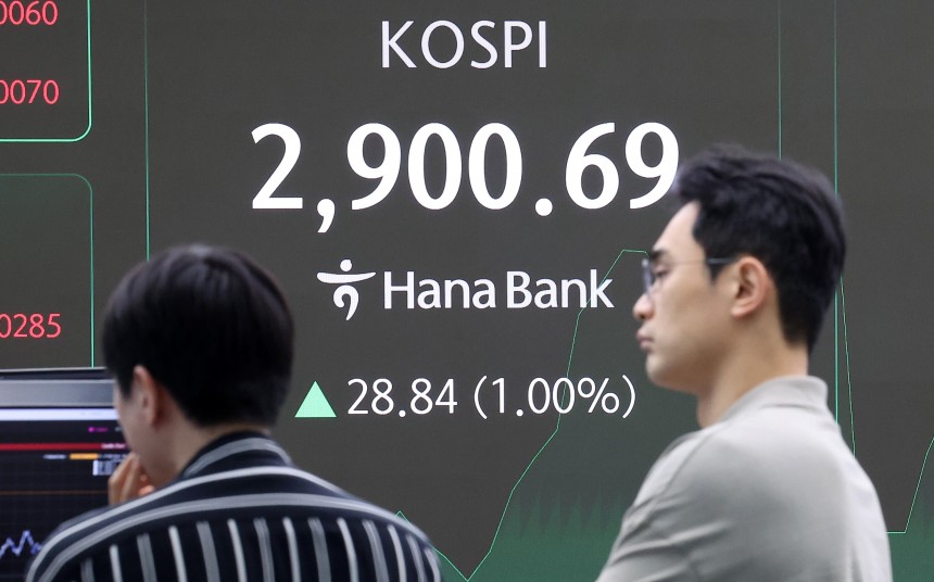 11일 오전 서울 중구 하나은행 딜링룸 전광판에 개장 시황이 나오고 있다./뉴스1 제공