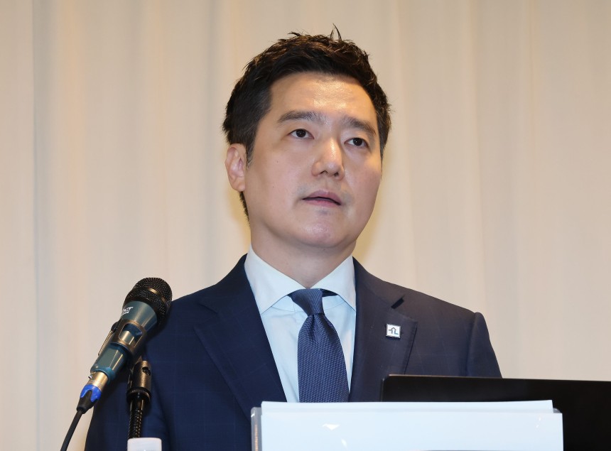 김세의 가로세로연구소 대표와 故김새론 유족 법률대리인 부지석 변호사가 7일 오후 서울 강남구 스페이스쉐어에서 김수현 배우 관련 기자회견을 하고 있다. /뉴스1