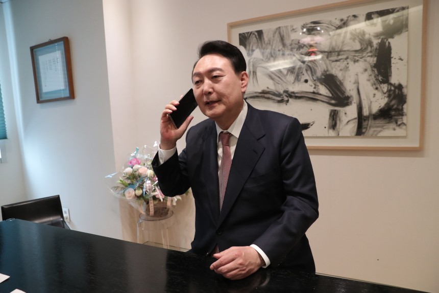윤석열 대통령 당선인이 2022년 3월 10일 오전 서초동 자택에서 조 바이든 미국 대통령과 전화 통화를 하고 있다. /연합뉴스