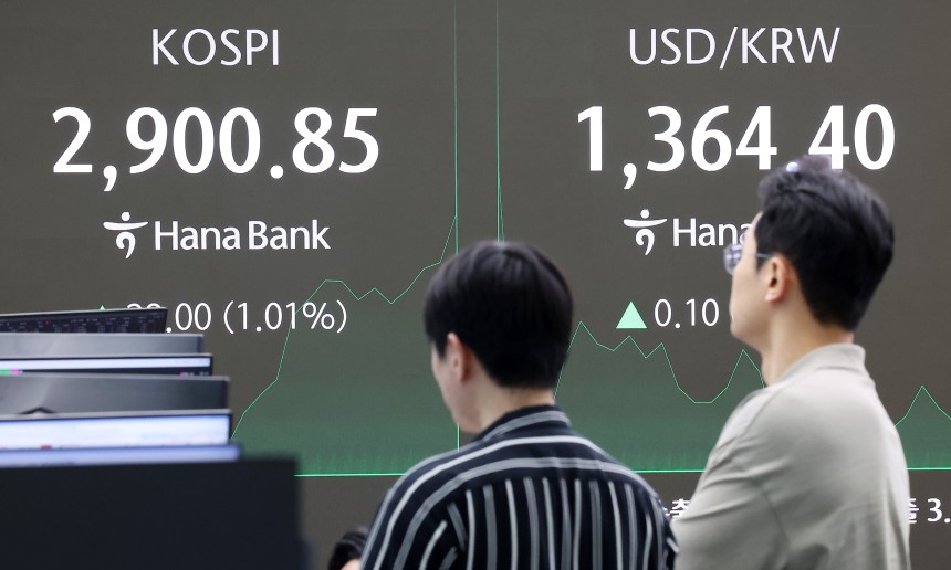 11일 오전 서울 중구 하나은행 딜링룸 전광판에 개장 시황이 나오고 있다./ 뉴스1 제공