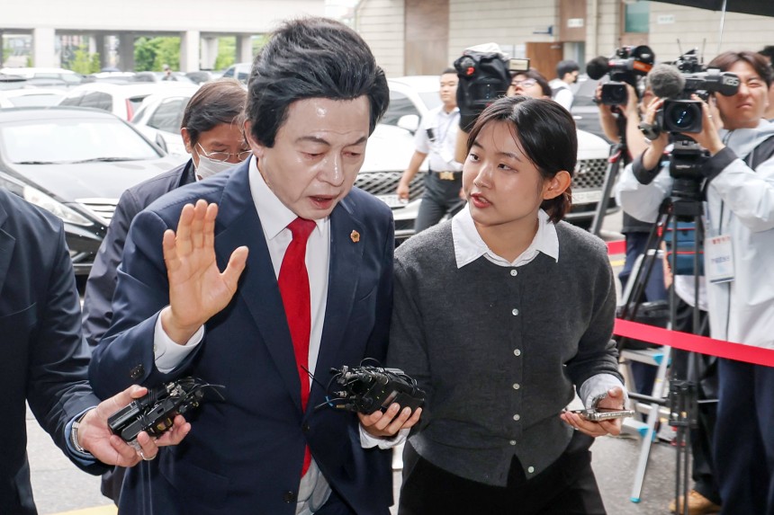 신도 성추행과 사기 등 혐의를 받는 허경영 국가혁명당 명예대표가 지난달 16일 오후 경기 의정부시 의정부지방법원에서 열린 영장실질심사에 출석하고 있다. ./뉴스1