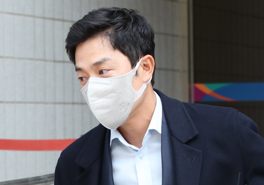 배우 성유리의 남편 프로골퍼 안성현(42)이 4월 7일 서울남부지법에서 열린 구속 전 피의자 심문(영장실질심사)를 마친 뒤 이동하고 있다. /뉴스1