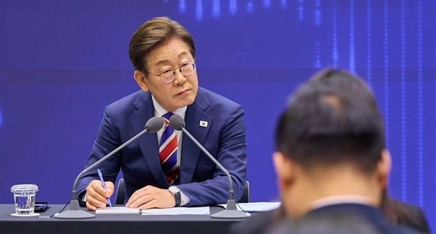 이재명 대통령이 지난 12일 서울 영등포구 한국거래소에서 열린 주식시장 불공정거래 근절을 위한 현장 간담회에서 참석자들의 질문을 듣고 있다.   (이재명 대통령 SNS)/뉴스1