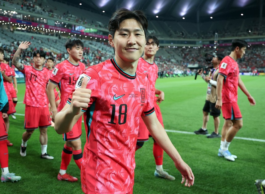 대한민국 축구 국가대표팀 이강인이 10일 서울월드컵경기장에서 쿠웨이트와의 2026 북중미 월드컵 아시아 3차 예선 최종전에서 승리한 뒤 열린 11회 연속 월드컵 본선 진출 축하 행사에서 카메라를 보며 미소를 짓고 있