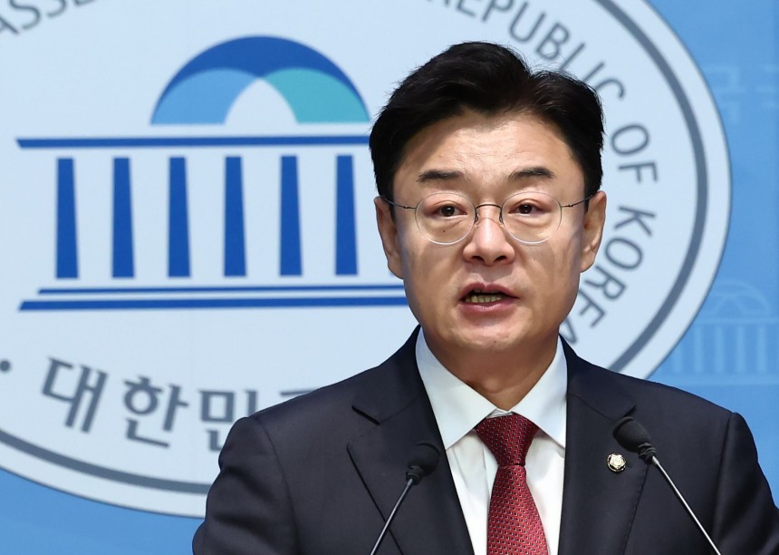 김성원 국민의힘 의원이 12일 오전 서울 여의도 국회 소통관에서 원내대표 출마 기자회견을 하고 있다. /뉴스1