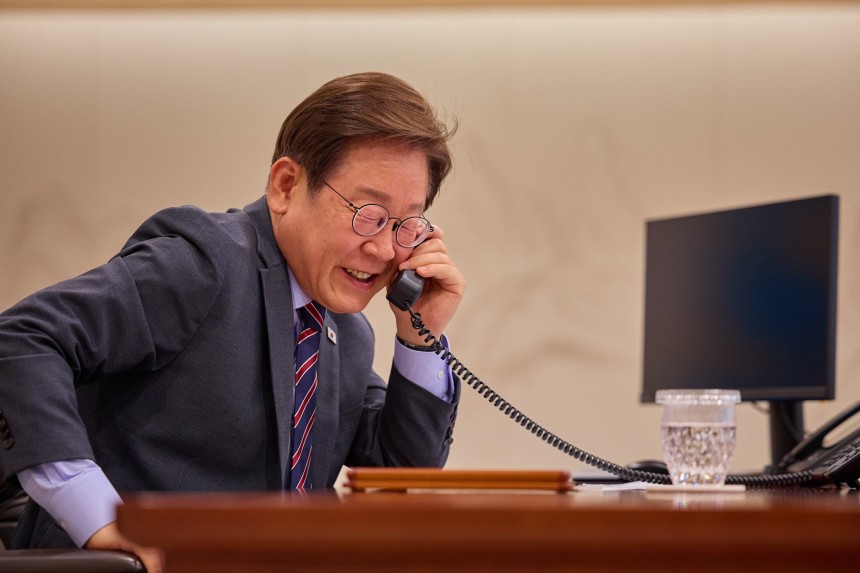 이재명 대통령이 12일 서울 용산구 대통령실 청사 집무실에서 앤소니 알바니지 호주 총리와 전화 통화를 하고 있다. /대통령실 제공