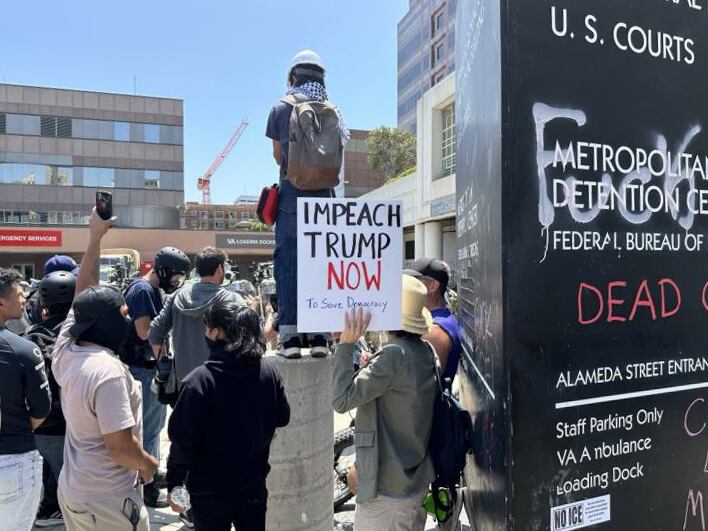 지난 8일(현지 시각) 미국 로스앤젤레스(LA) 도심의 연방 구금시설인 '메트로폴리탄 디텐션 센터'(Metropolitan Detention Center) 앞에서 시위 중인 사람들. 이들은 미 이민세관단속국(ICE)