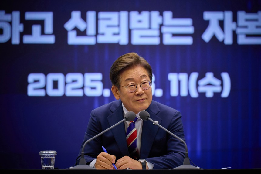 이재명 대통령이 지난 11일 서울 여의도 한국거래소에서 열린 주식시장 불공정거래 근절을 위한 현장 간담회에서 참석자의 질문을 듣고 있다. /뉴스1