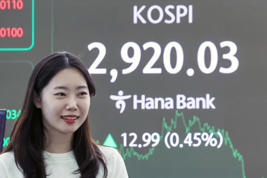 지난 12일 오후 서울 중구 하나은행 딜링룸 전광판에 코스피 지수가 전일 대비 12.99 포인트(0.45%) 상승한 2920.03을 나타내고 있다. /뉴스1