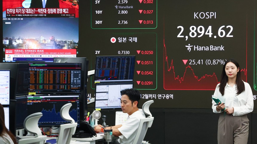 이스라엘이 이란에 대한 공습에 나서는 등 중동 위기가 격화한 13일 서울 중구 하나은행 본점 딜링룸 현황판에 코스피가 표시돼 있다. /연합뉴스