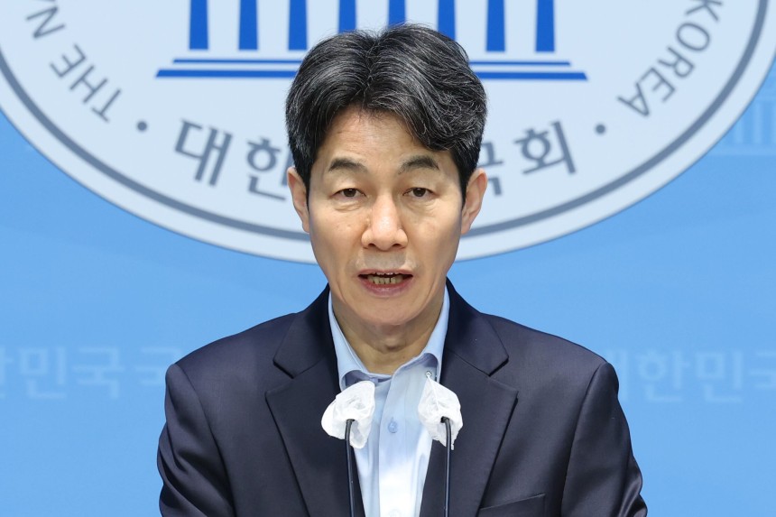 윤건영 더불어민주당 의원. /뉴스1
