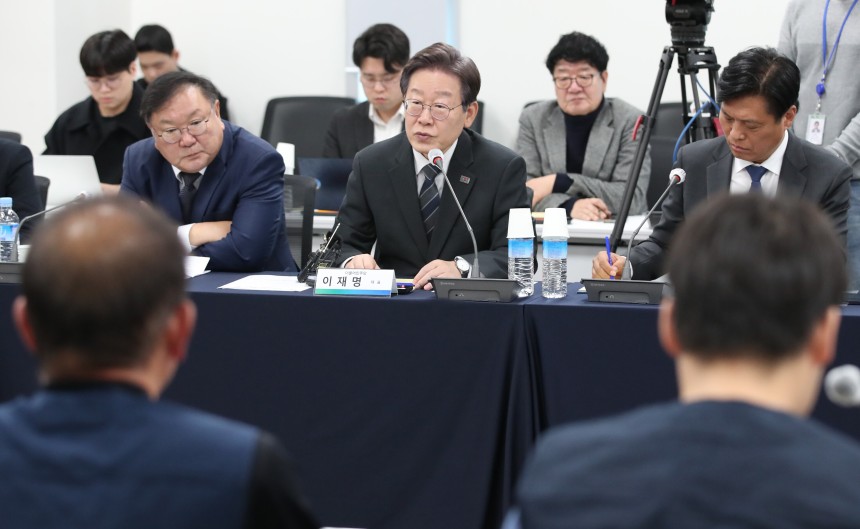 이재명 대통령이 더불어민주당 대표로 있던 2023년 11월 15일 대전 유성구 기초과학연구원(IBS) 중이온가속기연구소에서 R&D 예산 관련 현장 간담회에 참석해 발언하고 있다. 기초과학 학회 연합체는 이재명 대통령
