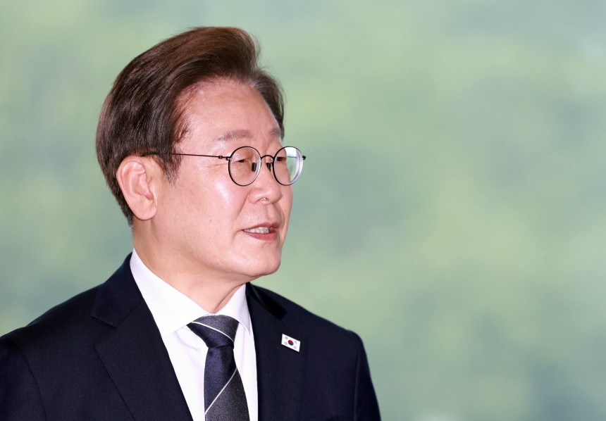 이재명 대통령이 13일 경기도 연천군 육군 25사단 비룡전망대에서 장병들에게 격려사를 하고 있다./연합뉴스