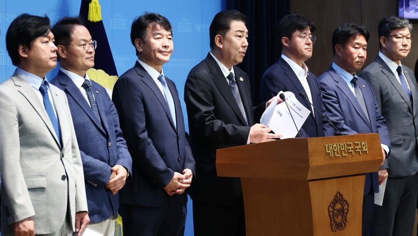 김병기 더불어민주당 신임 원내대표(왼쪽에서 네 번째)가 15일 오전 서울 여의도 국회 소통관에서 원내대표단 인선발표를 하고 있다.왼쪽부터 김현정 대변인, 허영 정책수석, 문진석 운영수석, 김 원내대표, 박상혁 소통수