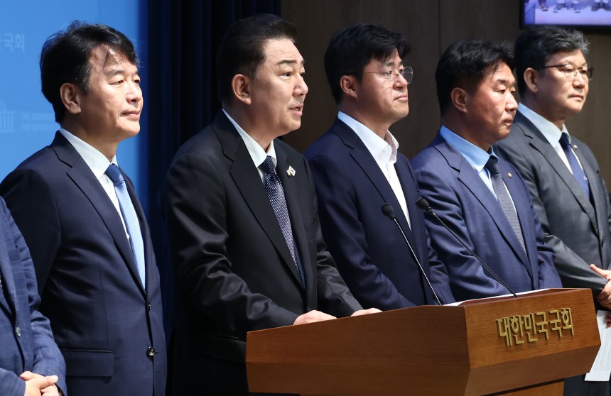 김병기 더불어민주당 신임 원내대표가 15일 오전 서울 여의도 국회 소통관에서 원내대표단 인선발표를 하고 있다.왼쪽부터 문진석 운영수석, 김 원내대표, 박상혁 소통수석, 이기헌 비서실장, 김남근 민생부대표. /뉴스1