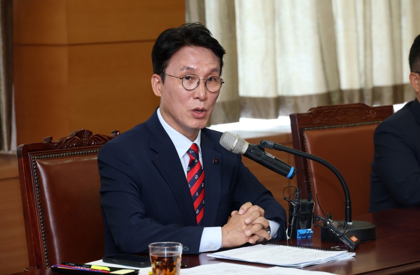 김민석 국무총리 후보자가 13일 서울 종로구 통의동 금융감독연수원에 마련된 청문회 준비단 사무실에서 열린 밥상물가 안정을 위한 경청 간담회에서 발언하고 있다./뉴스1