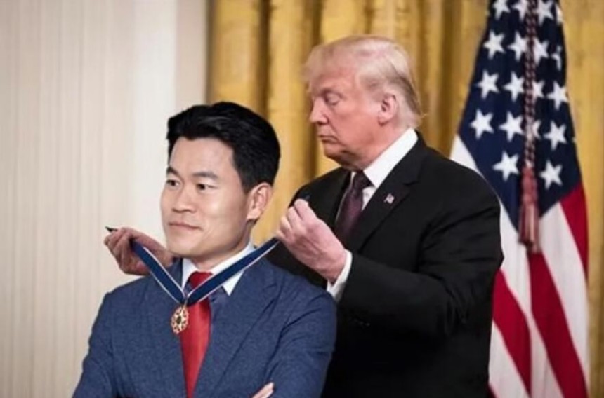 한국사 강사 출신 전한길이 도널드 트럼프 미국 대통령에게 자유훈장을 받았다는 주장이 제기된 가운데 사진이 조작으로 판명났다. 사진은 조작으로 판명난 도널드 트럼프 미국대통령에게 자유 훈장을 받는 한국사 강사 출신 전