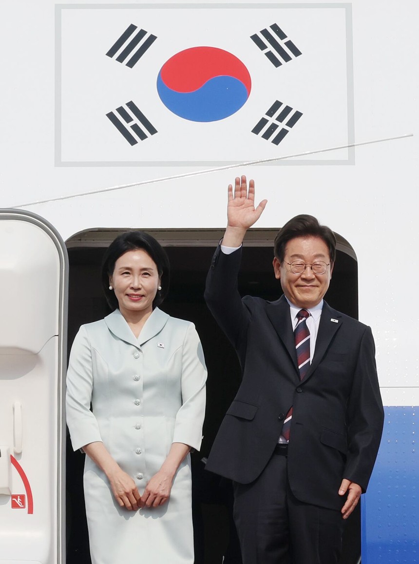 주요 7개국(G7) 정상회의에 참석하는 이재명 대통령이 김혜경 여사와 16일 성남 서울공항 공군 1호기에서 인사하고 있다. /연합뉴스 