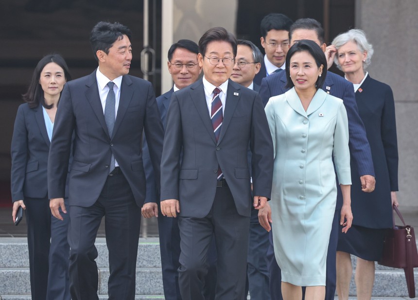 주요 7개국(G7) 정상회의에 참석하는 이재명 대통령이 김혜경 여사와 16일 성남 서울공항에서 공군 1호기로 향하고 있다. /연합뉴스 