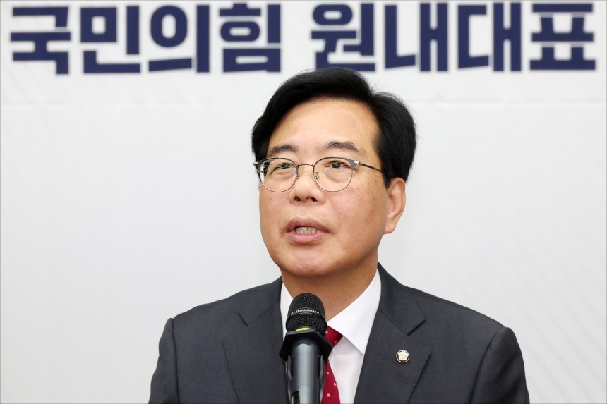 송언석 국민의힘 신임 원내대표가 16일 오후 서울 여의도 국회에서 열린 2025 국민의힘 원내대표 선출 의원총회에서 당선 소감을 말하고 있다. /뉴스1