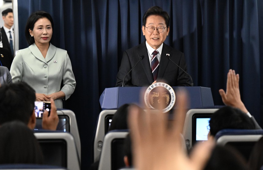 주요 7개국(G7) 정상회의 참석을 위해 출국한 이재명 대통령이 16일(현지시각) 캐나다 앨버타주 캘거리로 향하는 공군 1호기에서 기자간담회를 하고 있다. /연합뉴스