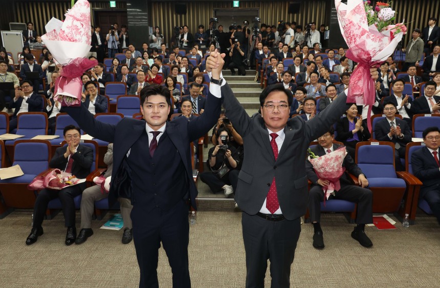 송언석 국민의힘 신임 원내대표(오른쪽)와 김용태 비상대책위원장이 16일 오후 서울 여의도 국회에서 열린 국민의힘 원내대표 선출을 위한 의원총회에서 선출된 후 기념촬영을 하고 있다. /뉴스1