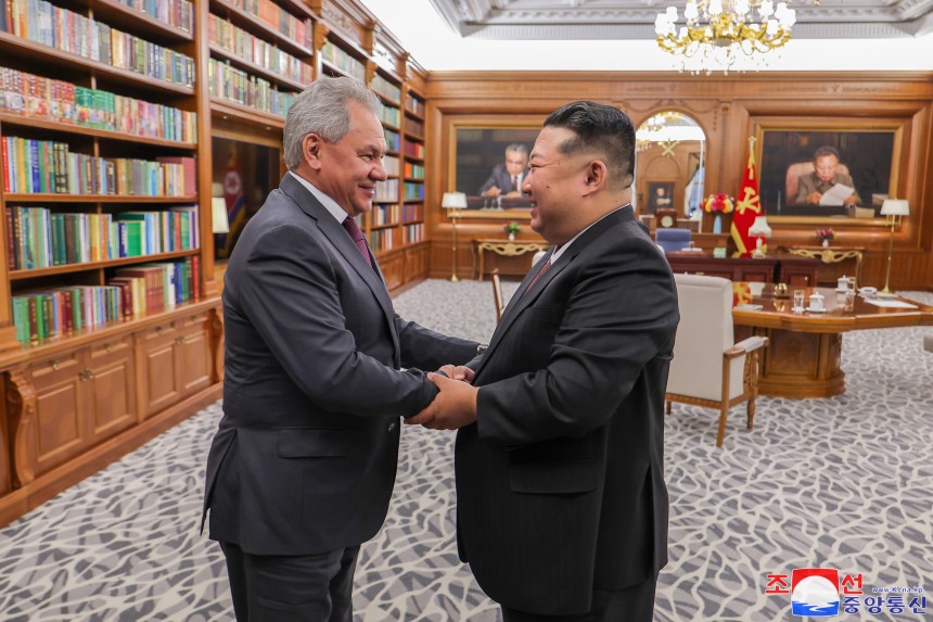 지난 4일 방북한 세르게이 쇼이구러시아 국가안보회의 서기(왼쪽), 김정은 북한 국무위원장. /EPA=연합뉴스
