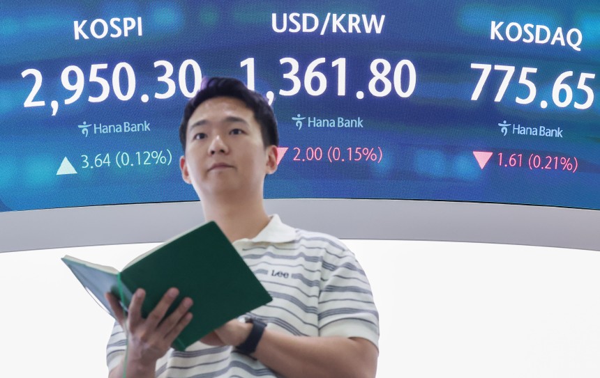 17일 서울 중구 하나은행 본점 딜링룸 전광판. /뉴스1