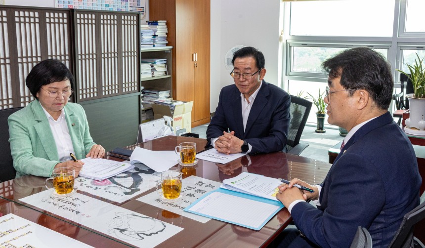 김민석 국무총리 후보자 인사청문특별위원회 이종배 위원장(가운데)과 김현, 배준영(오른쪽) 여야 간사가 17일 오전 서울 여의도 국회 의원회관에서 사전 회동을 갖고 있다. /뉴스1