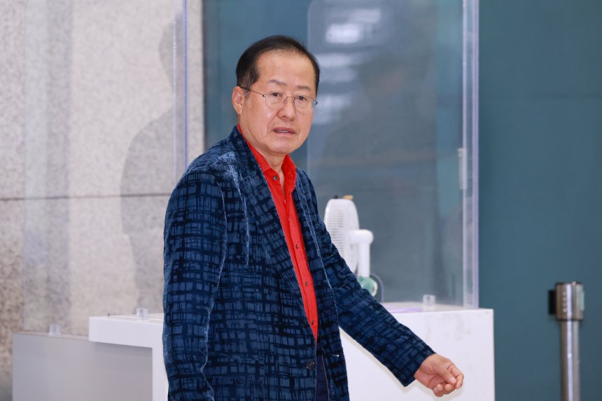 홍준표 전 대구시장이 17일 인천국제공항 제1여객터미널을 통해 귀국하고 있다. /연합뉴스