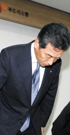 지난 2006년 당시 CJ푸드시스템의 이창근 대표이사가 서울 화곡동 본사에서 열린 식중독 사태 관련 기자회견에 앞서 고개 숙여 사과하고 있다. CJ푸드시스템은 이날 학교급식 사업에서 철수한다고 밝혔다. /조선 DB