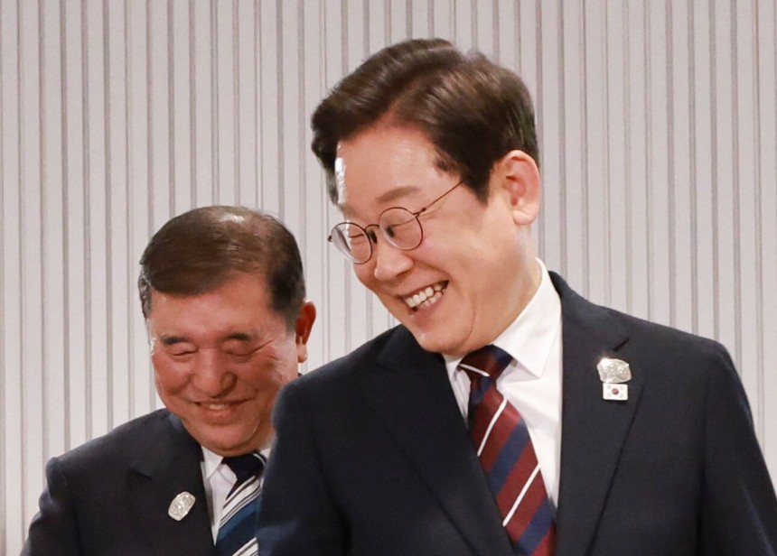 이재명 대통령이 17일(현지시간) 캐나다 앨버타주 캐내내스키스 주요 7개국(G7) 정상회의장에서 열린 한일 정상회담에서 이시바 시게루 일본 총리와 자리를 바꾸며 밝게 웃고 있다. /연합뉴스