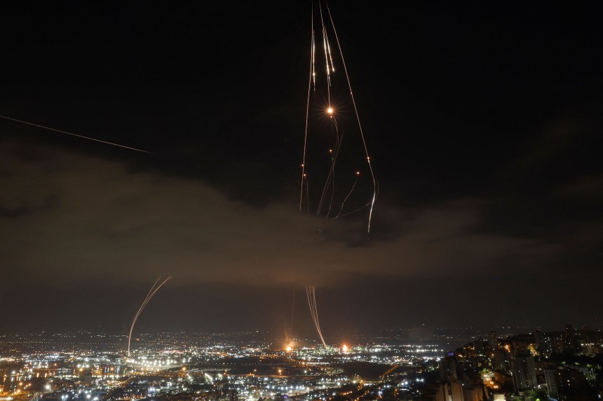 16일 이스라엘 상공에서 이스라엘의 방공 시스템이 이란의 미사일을 막기 위해 가동되고 있다./ AFP 연합뉴스