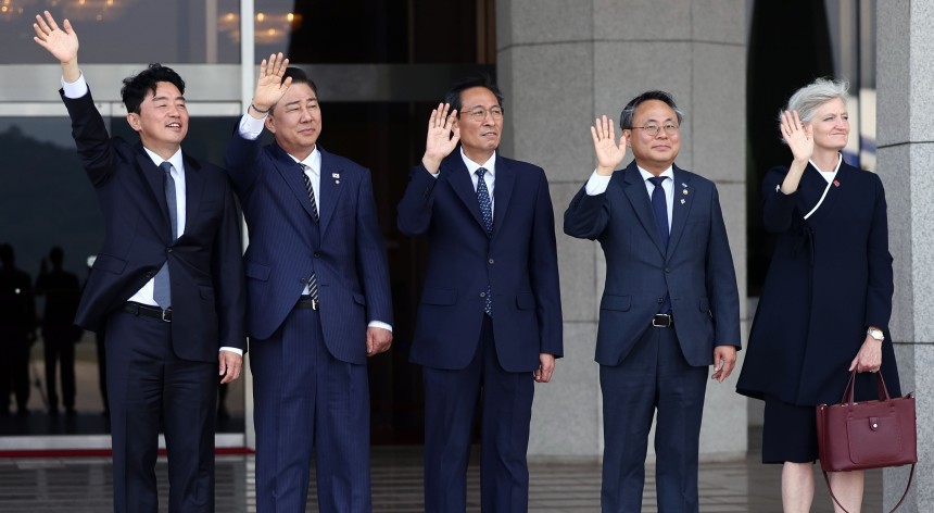 강훈식 대통령비서실장(왼쪽부터), 더불어민주당 김병기 원내대표, 우상호 정무수석, 고기동 행정안전부 장관 직무대행, 타마라 모휘니 주한 캐나다 대사가 16일 성남 서울공항에서 주요 7개국(G7) 정상회의에 참석하기 