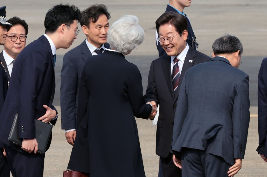 주요 7개국(G7) 정상회의에 참석하는 이재명 대통령이 16일 성남 서울공항에서 환송 나온 타마라 모휘니 주한 캐나다 대사와 인사하고 있다. /연합뉴스