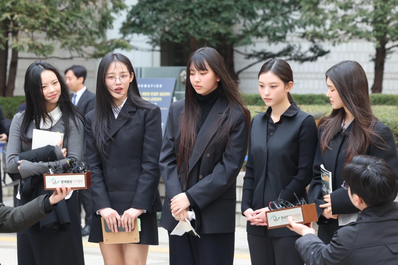 어도어 “법원 판단 감사… <b>뉴진스</b>, 제자리로 <b>돌아오길</b>”