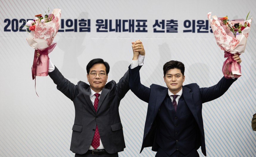 송언석 국민의힘 원내대표(왼쪽)와 김용태 비상대책위원장이 지난 16일 오후 서울 여의도 국회에서 열린 국민의힘 원내대표 선출을 위한 의원총회에서 선출된 후 기념촬영을 하고 있다. /뉴스1 