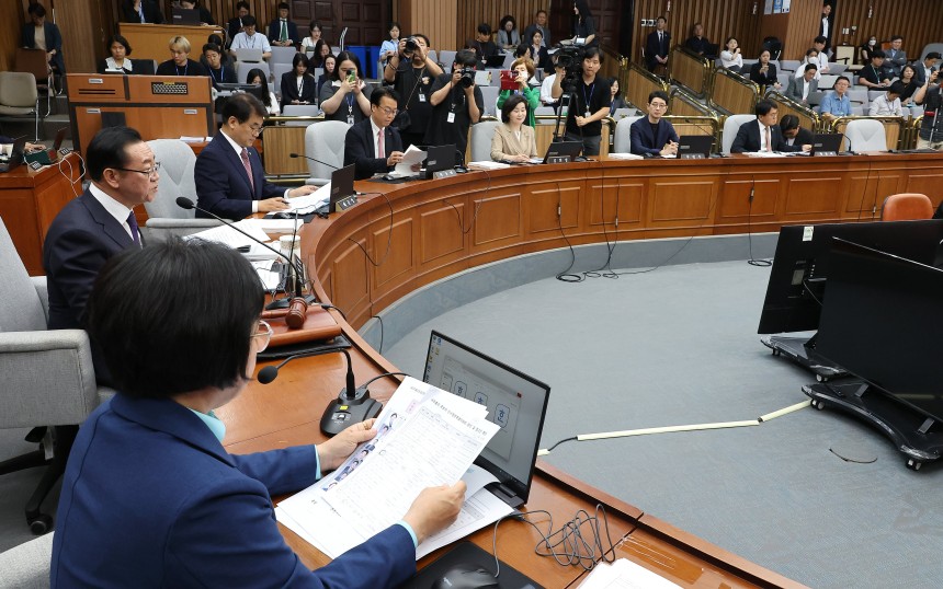 18일 국회에서 국무총리 임명 동의에 관한 인사청문특별위원회 회의가 국민의힘 소속 이종배 위원장의 주재로 열리고 있다./연합뉴스