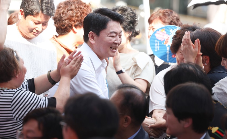국민의힘 안철수 의원이 18일 대구 중구 서문시장을 찾아 시민들과 인사하고 있다. /연합뉴스