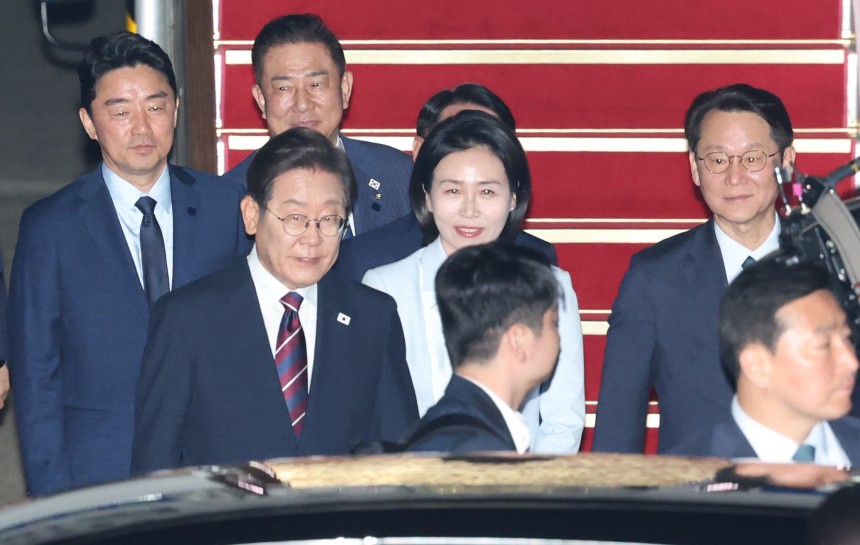 이재명 대통령과 부인 김혜경 여사가 19일 새벽 캐나다에서 열린 주요7개국(G7) 정상회의 참석을 마치고 경기도 성남 서울공항을 통해 귀국하고 있다. /뉴스1