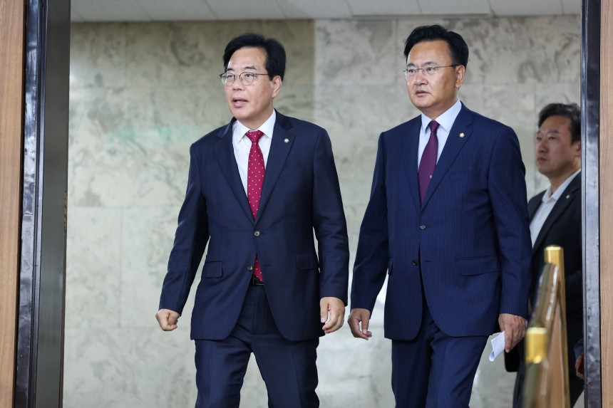 송언석 국민의힘 신임 원내대표(왼쪽)와 유상범 의원/뉴스1 