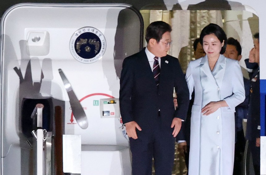 이재명 대통령과 부인 김혜경 여사가 19일 새벽 캐나다에서 열린 주요7개국(G7) 정상회의 참석을 마치고 경기도 성남 서울공항을 통해 귀국하고 있다. /뉴스1