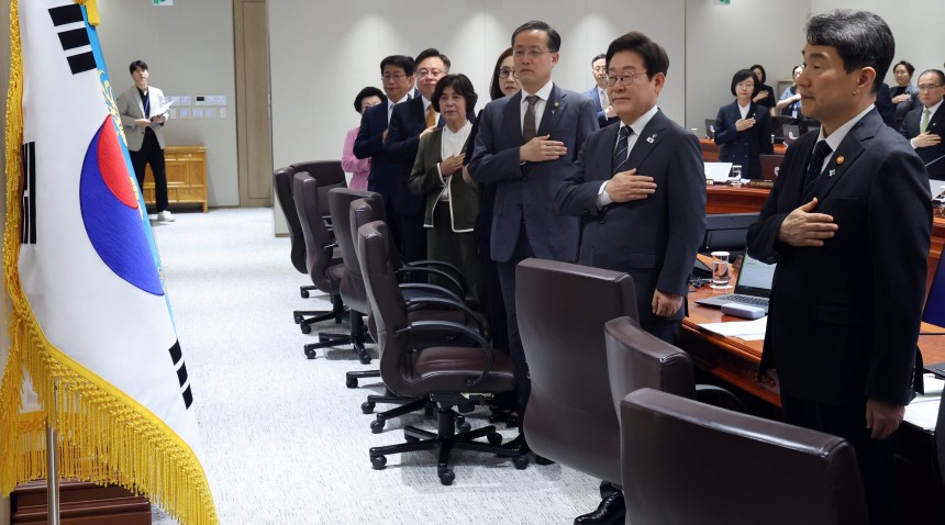 이재명 대통령이 19일 용산 대통령실에서 열린 국무회의에서 국기에 경례하고 있다. /연합뉴스