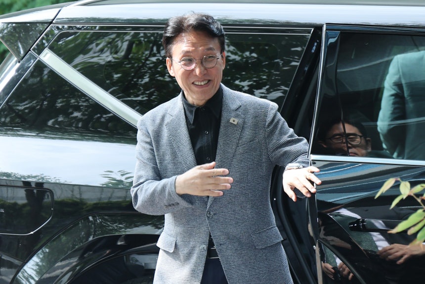 김민석 국무총리 후보자가 18일 오전 서울 종로구 통의동 금융감독원 연수원에 마련된 인사청문회 준비 사무실로 출근을 하고 있다. /뉴스1