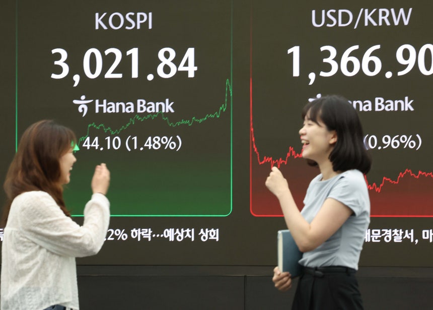 코스피 지수가 3000선을 돌파한 6월 20일 서울 중구 하나은행 딜링룸에서 딜러들이 대화하고 있다. / 연합뉴스