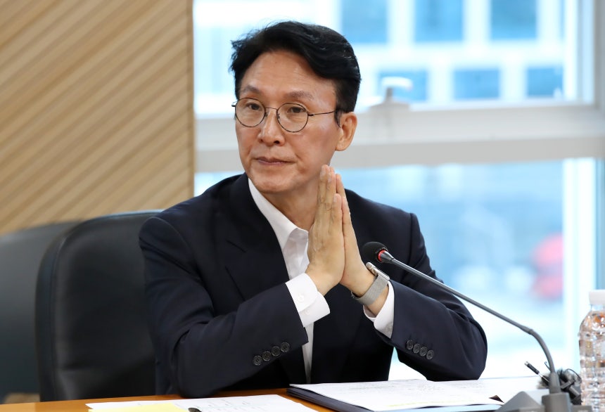 김민석 국무총리 후보자가 20일 오전 대구 수성구 알파시티 내 대구디지털혁신진흥원에서 열린 '인공지능 전환(AX) 연구거점 조성을 위한 경청 간담회'에서 참석자 인사를 듣고 있다./뉴스1